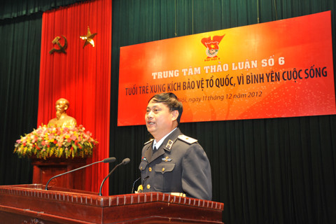 Chuẩn đô đốc, Chính ủy Bộ tư lệnh Hải quân Đinh Gia Thật phát biểu tại buổi thảo luận