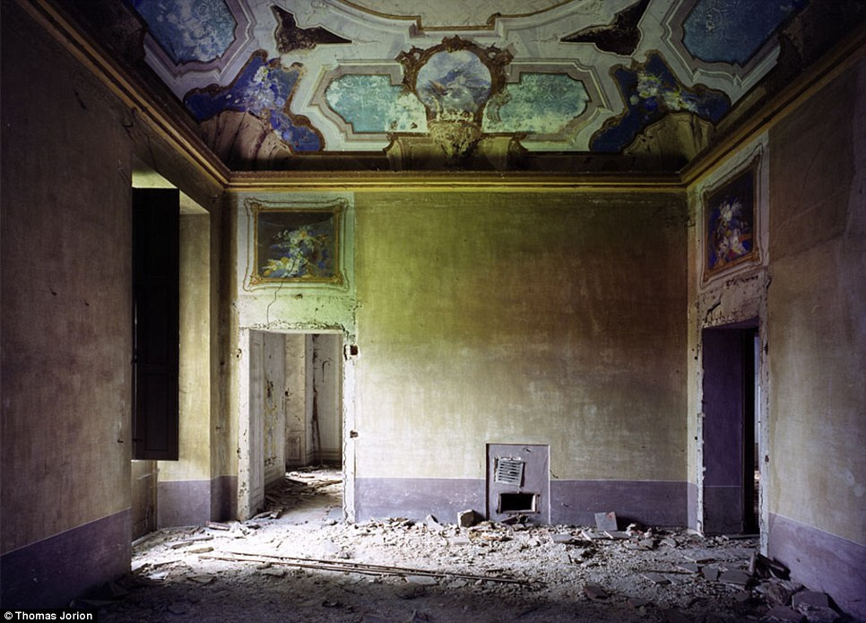 Dù bên dưới đổ nát nhưng phần trên trần của ngôi nhà vẫn giữ được màu sắc