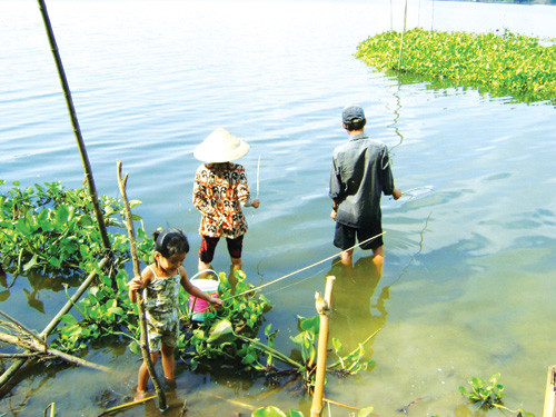 Em bé theo cha mẹ ra sông câu cá không ý thức được tai họa đuối nước