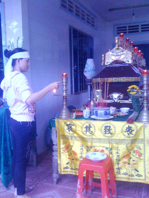 Người thân bên quan tài chị Linh