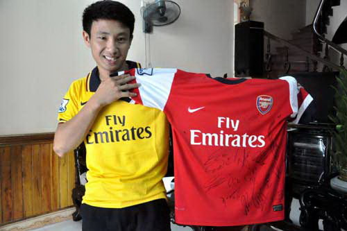 Với Tiến, chiếc áo có chữ ký của các cầu thủ Arsenal là bảo vật vô giá . Với Tiến, chiếc áo có chữ ký của các cầu thủ Arsenal là bảo vật vô giá