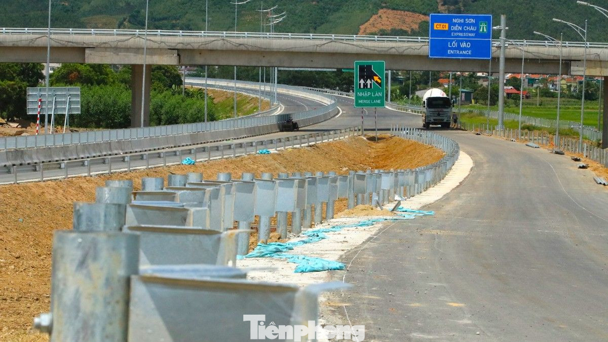 Cao tốc Nghi Sơn - Diễn Châu đã thông xe từ tháng 9/2023, nhưng tới nay còn một số vị trí đường gom dân sinh vẫn chưa hoàn thiện (Ảnh minh họa). Cao tốc Nghi Sơn - Diễn Châu đã thông xe từ tháng 9/2023, nhưng tới nay còn một số vị trí đường gom dân sinh vẫn chưa hoàn thiện (Ảnh minh họa).