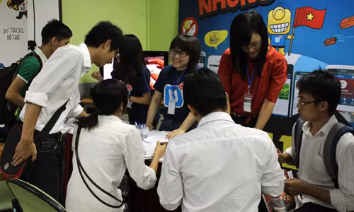 Đông đảo các bạn sinh viên đến tham dự ngày hội việc làm