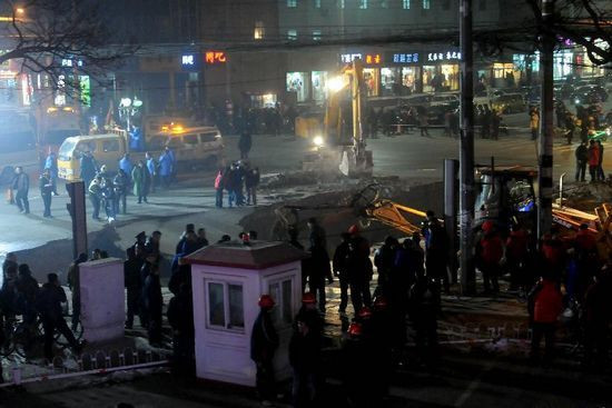 Lực lượng cứu hộ đã tiến hành lấp hỗ tử thần 