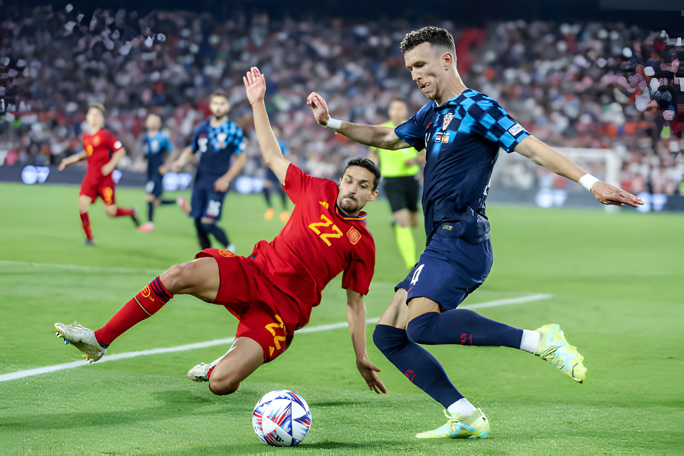 Trong 2 kỳ EURO gần nhất, Ivan Perisic là một trong những cái tên để lại ấn tượng nhiều nhất. Ngay lúc này, Perisic đã 35 tuổi, phải rời xa môi trường đỉnh cao ở châu Âu để trở lại Croatia khoác áo CLB Hajduk Split. Bất chấp phong độ đi xuống của Perisic, HLV Zlatko Dalic vẫn trao cơ hội, nhiều khả năng là lần cuối cho tiền vệ này tại EURO.