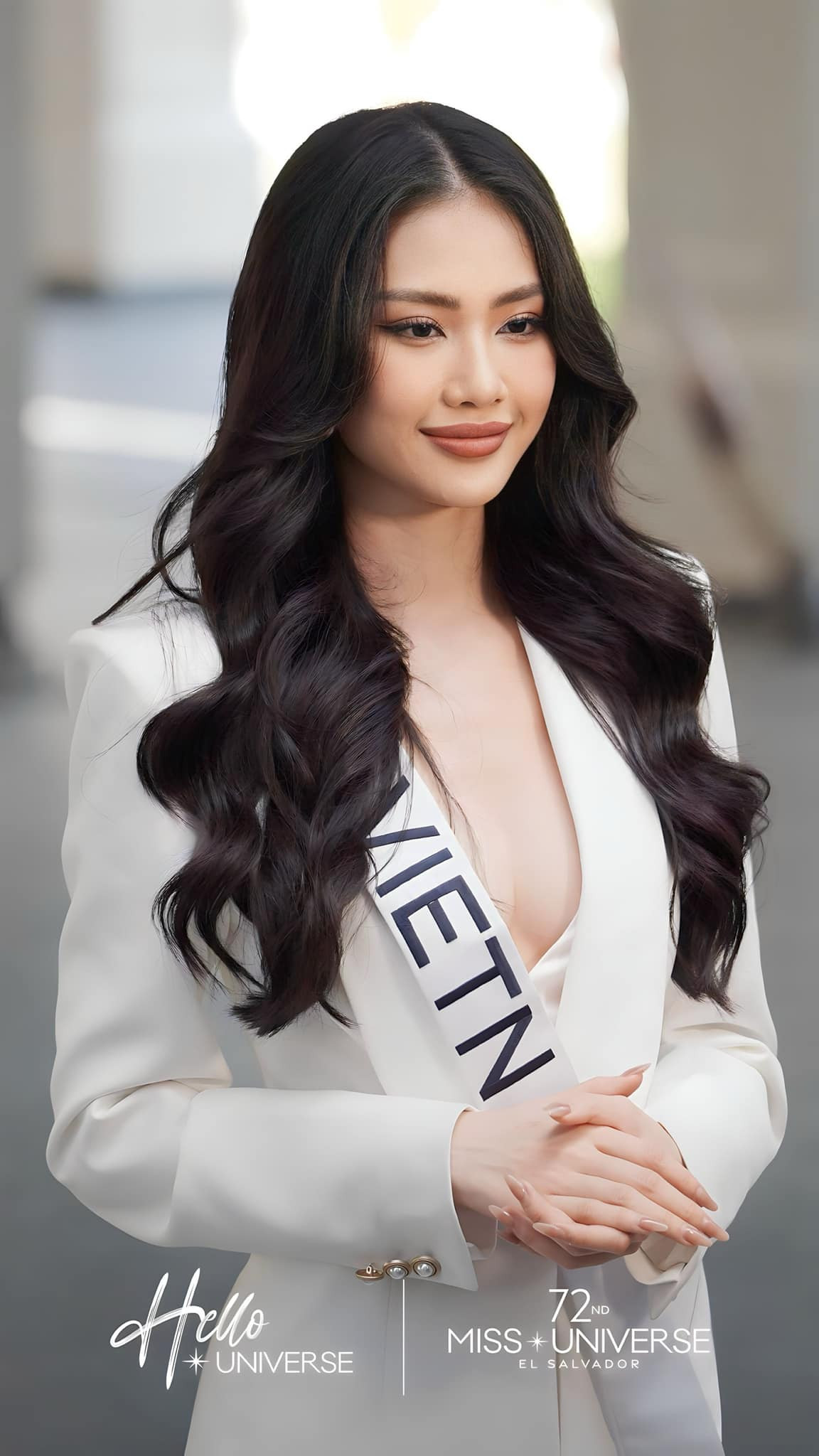Chia sẻ với Tiền Phong, Bùi Quỳnh Hoa cho biết dự án cô mang tới Miss Universe năm nay là bảo vệ sức khỏe phụ nữ vùng sâu vùng xa. &quot;Tôi đã thực hiện dự án này được hai năm. Ngoài việc tặng bảo hiểm y tế cho phụ nữ ở vùng sâu vùng xa, tôi còn mang cho họ những dụng cụ, tài liệu để tránh khỏi bệnh phụ khoa. Tôi thật sự tâm huyết với dự án này và mong nó được lan rộng hơn nữa&quot;.