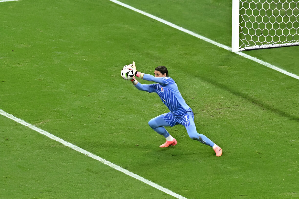 Gỡ hòa phút bù giờ, Đức hú vía giữ lại ngôi đầu bảng A trước Thụy Sỹ ảnh 22 Gỡ hòa phút bù giờ, Đức hú vía giữ lại ngôi đầu bảng A trước Thụy Sỹ ảnh 22