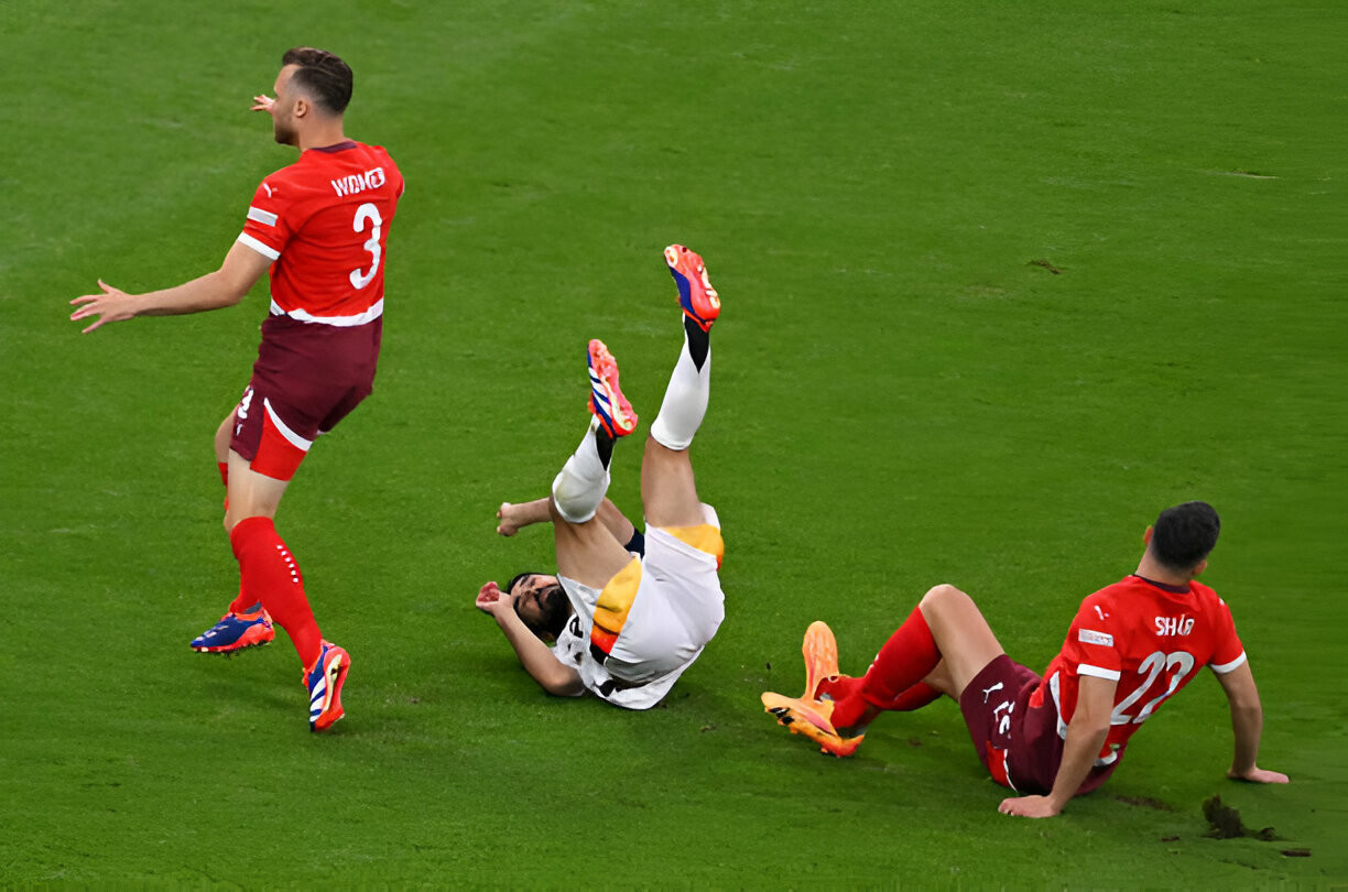 Gỡ hòa phút bù giờ, Đức hú vía giữ lại ngôi đầu bảng A trước Thụy Sỹ ảnh 16 Gỡ hòa phút bù giờ, Đức hú vía giữ lại ngôi đầu bảng A trước Thụy Sỹ ảnh 16