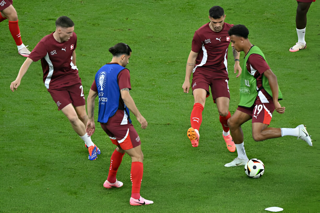 Gỡ hòa phút bù giờ, Đức hú vía giữ lại ngôi đầu bảng A trước Thụy Sỹ ảnh 13 Gỡ hòa phút bù giờ, Đức hú vía giữ lại ngôi đầu bảng A trước Thụy Sỹ ảnh 13