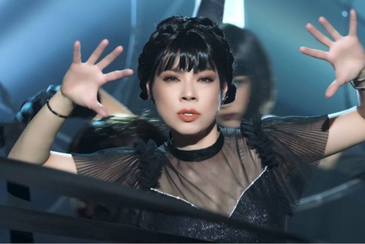 Thanh Thảo hóa thân thành nữ sinh Wednesday đình đám.