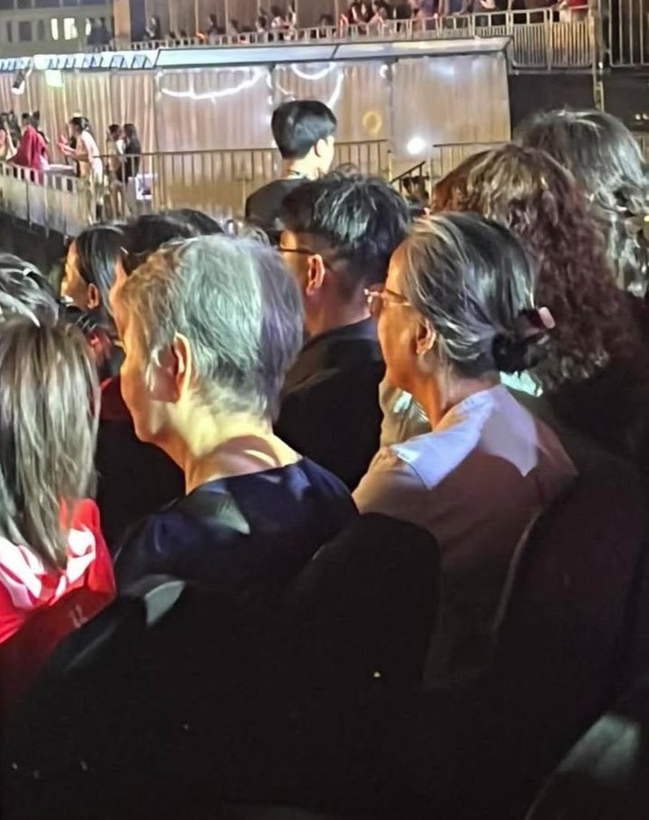 Trang fanpage Anh trai vượt ngàn chông gai ghi lại những khoảnh khắc này, gọi đây là các khán giả đặc biệt của concert. Họ là những khán giả đã lớn tuổi nhưng vẫn sẵn sàng trải qua nhiều bước khó khăn để có mặt ở concert. Trang fanpage Anh trai vượt ngàn chông gai ghi lại những khoảnh khắc này, gọi đây là các khán giả đặc biệt của concert. Họ là những khán giả đã lớn tuổi nhưng vẫn sẵn sàng trải qua nhiều bước khó khăn để có mặt ở concert.