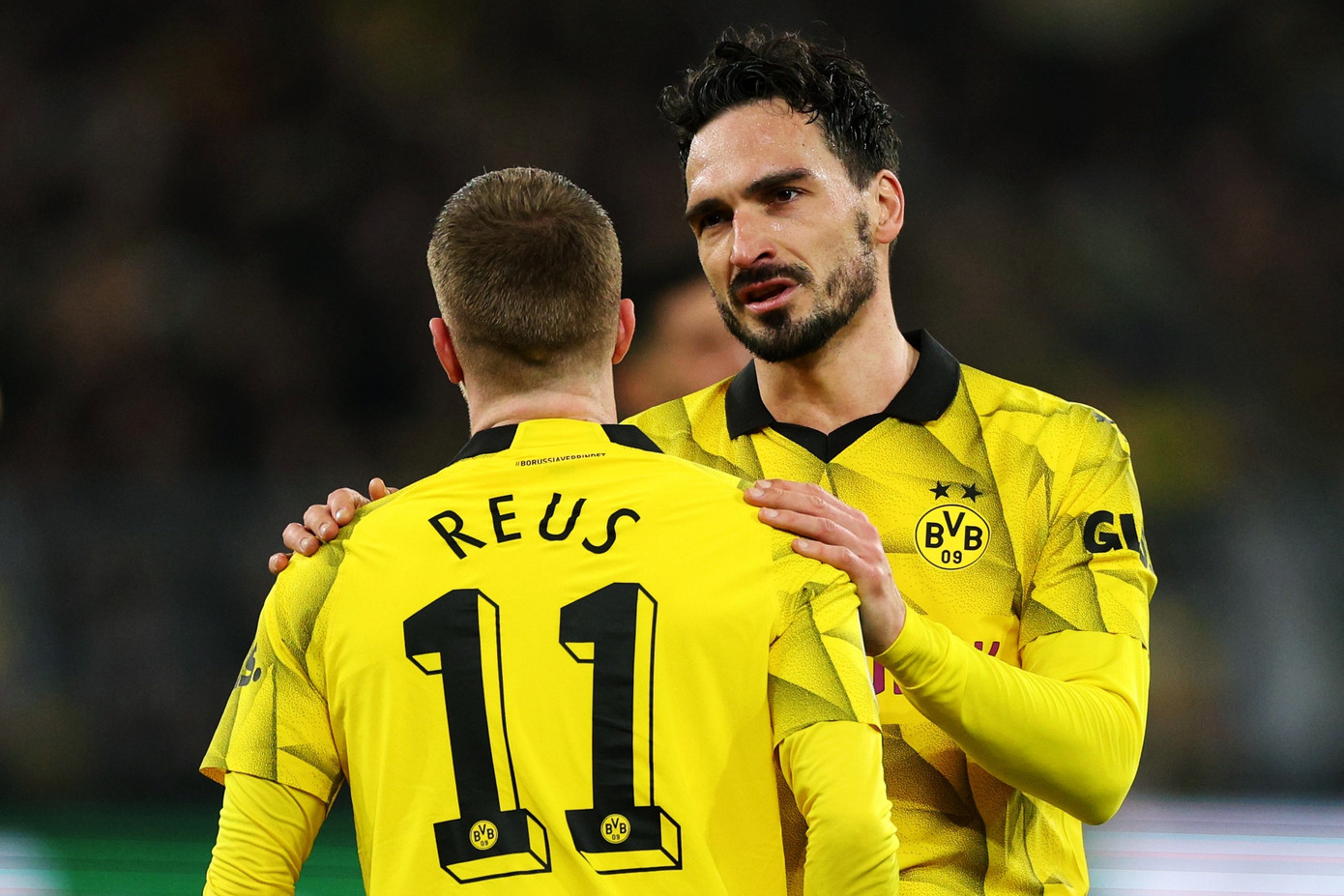 Matt Hummels không được Dortmund gia hạn sau mùa 2023/24. Ở tuổi 35, Hummels sa sút về mọi mặt. Trung vệ này không thể tìm bến đỗ mới, trụ lại Bundesliga. Các nguồn tin tại Đức cho biết AS Roma cân nhắc chiêu mộ Hummels.