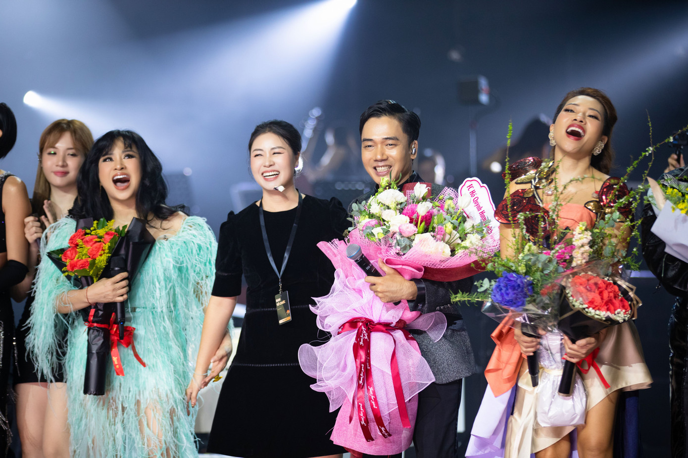 Đêm nhạc của Đỗ Bảo kéo dài khoảng 4 tiếng. Nhiều đồng nghiệp, khán giả nán lại quá nửa đêm để tặng hoa và chúc mừng nam nhạc sĩ. Đỗ Bảo nhiều lần xúc động trong live concert. "Trong 30 năm qua tôi chưa từng mệt mỏi trong hành trình gửi gắm tới bạn bè và người thân tôi những chân trời mới. Tôi cảm thấy mình mới chỉ là một phần nhỏ trên con thuyền khám phá những điều ấy mà thôi", Đỗ Bảo bày tỏ.