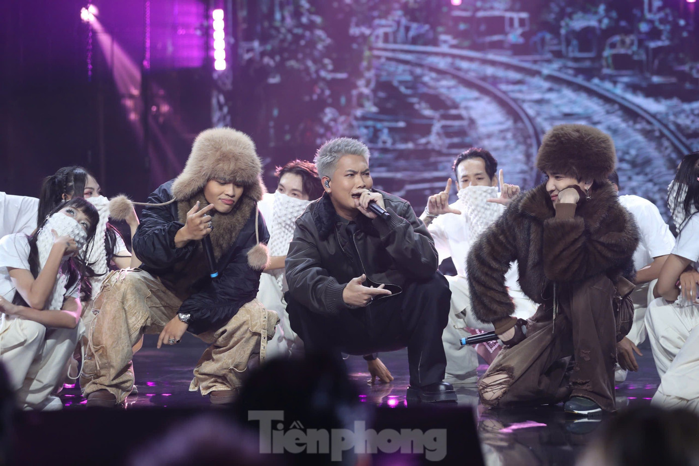 Bộ ba BigDaddy, TEZ và Ogenus bước ra sân khấu, mở đầu cho chuỗi tiết mục biểu diễn của khách mời. TEZ và Ogenus là 2 học trò của BigDaddy ở Rap Việt mùa 3. Sau một năm, sự nghiệp của Ogenus đang rực sáng khi góp mặt ở nhiều sản phẩm âm nhạc &quot;viral&quot;, đồng thời nam rapper đoạt ngôi vị Á quân ở Our Song Vietnam.