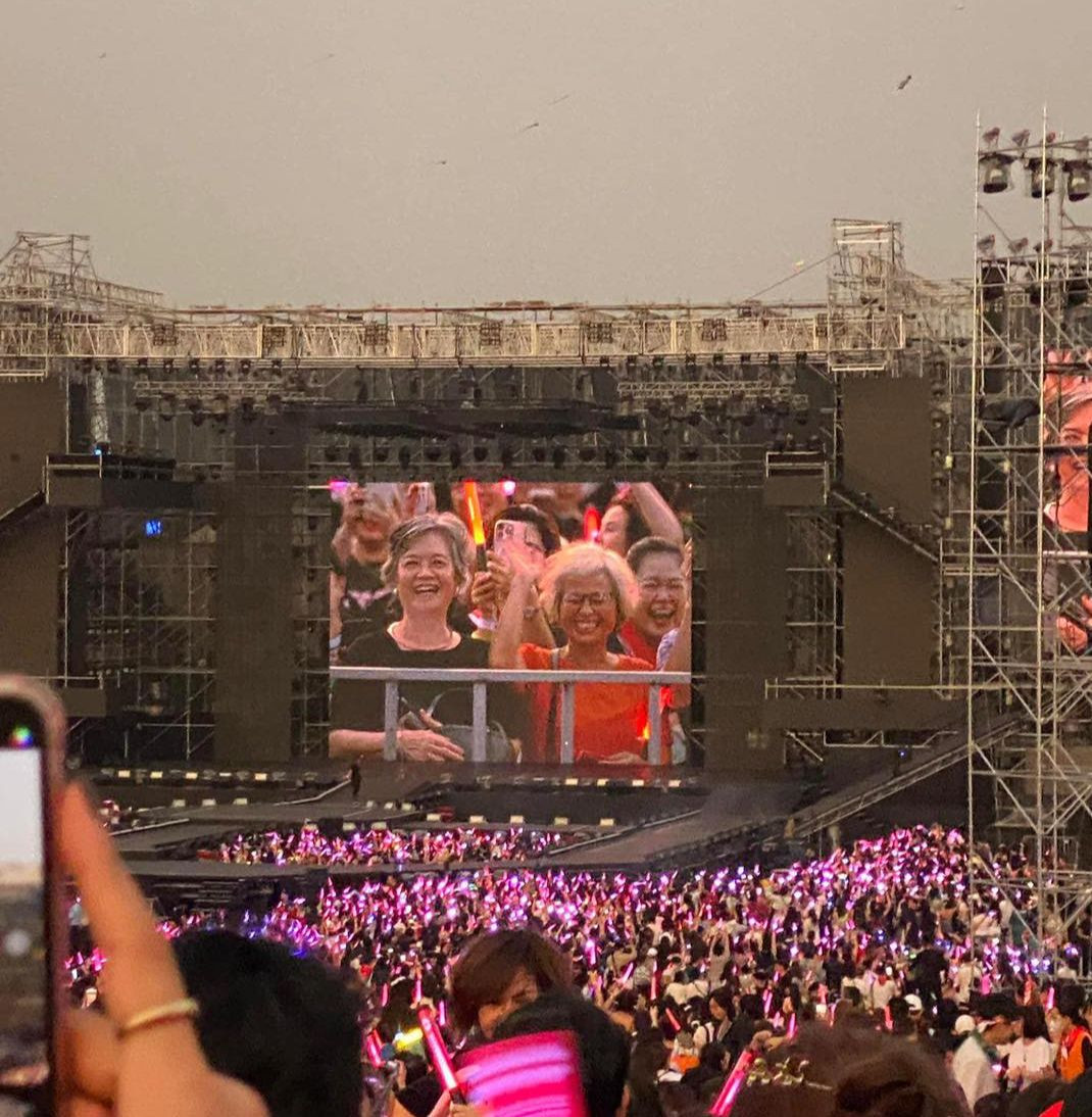 Trang fanpage Anh trai vượt ngàn chông gai ghi lại những khoảnh khắc này, gọi đây là các khán giả đặc biệt của concert. Họ là những khán giả đã lớn tuổi nhưng vẫn sẵn sàng trải qua nhiều bước khó khăn để có mặt ở concert. Trang fanpage Anh trai vượt ngàn chông gai ghi lại những khoảnh khắc này, gọi đây là các khán giả đặc biệt của concert. Họ là những khán giả đã lớn tuổi nhưng vẫn sẵn sàng trải qua nhiều bước khó khăn để có mặt ở concert.