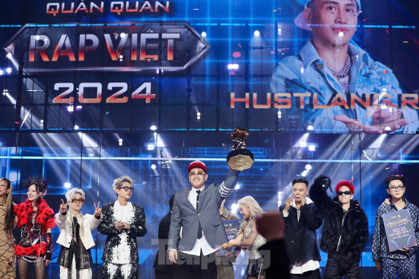 Những khoảnh khắc cuối cùng khép lại hành trình cảm xúc của Robber tại Rap Việt mùa 4. Nam rapper đã duy trì phong độ ổn định qua từng vòng, cho đến chung kết vẫn tạo ra tiết mục gây ấn tượng. Do đó, chiến thắng của Robber thuyết phục tất cả, không như cách Double2T thắng Right ở mùa trước.