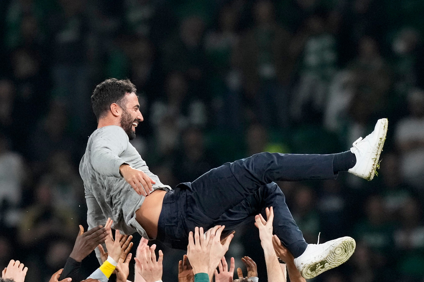 Tại MU, kể từ triều đại của Louis van Gaal, các HLV kế tiếp không thường xuyên xây dựng đội hình với 3 trung vệ. Amorim cập bến Old Trafford ở giai đoạn nóng bỏng, cần chứng minh thành tích ngay lập tức, nhưng sẽ xây dựng lại từ nền tảng. Ông cần vượt qua khó khăn đến hết mùa trước khi bắt tay chiêu mộ cầu thủ mới.