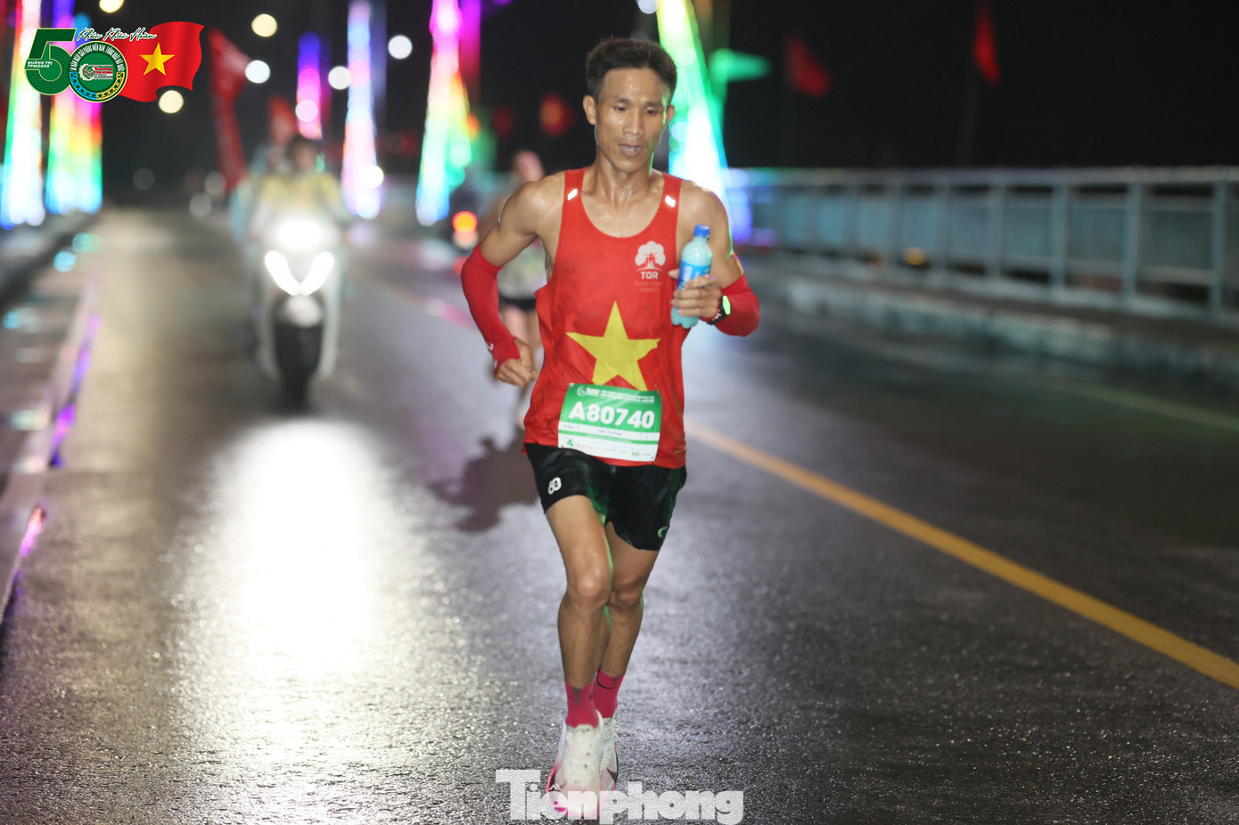 “Người dân Quảng Trị và các tình nguyện viên nhiệt tình, gần gũi, thân thiện lắm. Khi tôi về đích, tôi vào một nhà dân xin thay nhờ áo bị ướt. Họ thậm chí bật bình nóng lạnh cho tôi tắm nhờ.”