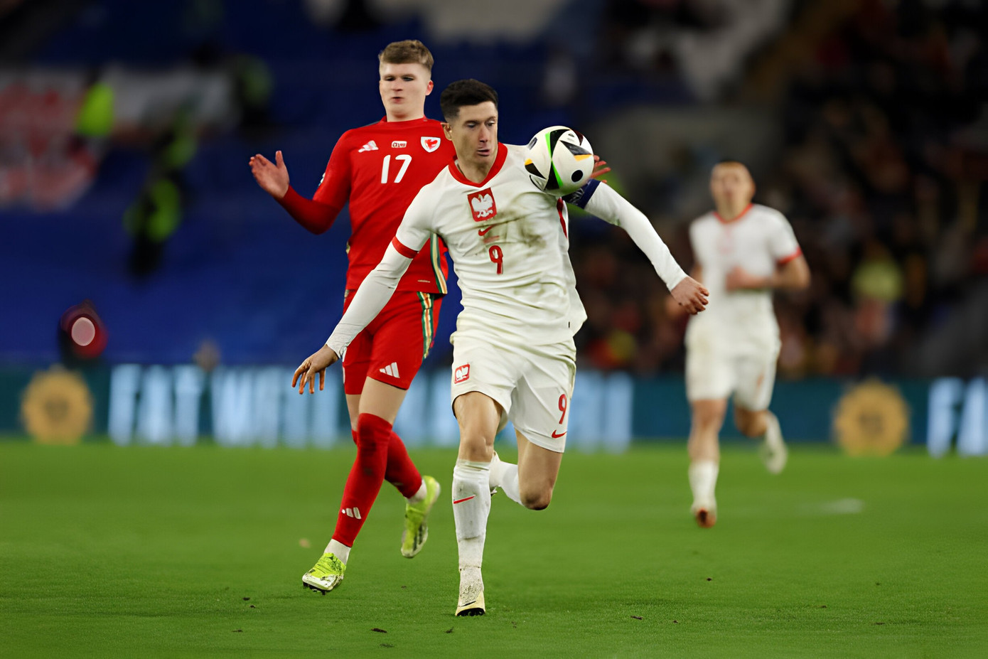 Đi qua loạt đấu trường lớn, nhỏ, Robert Lewandowski vẫn bền bỉ cống hiến cho tuyển Ba Lan. Thế nhưng, giống các giải đấu trước đó, Lewandowski vẫn đơn độc, là ngôi sao tầm cỡ duy nhất trong đội hình. &quot;Lewy&quot; đã 35 tuổi, sa sút phong độ, do đó cơ hội Ba Lan làm nên chuyện ở giải đấu tới càng mong manh.