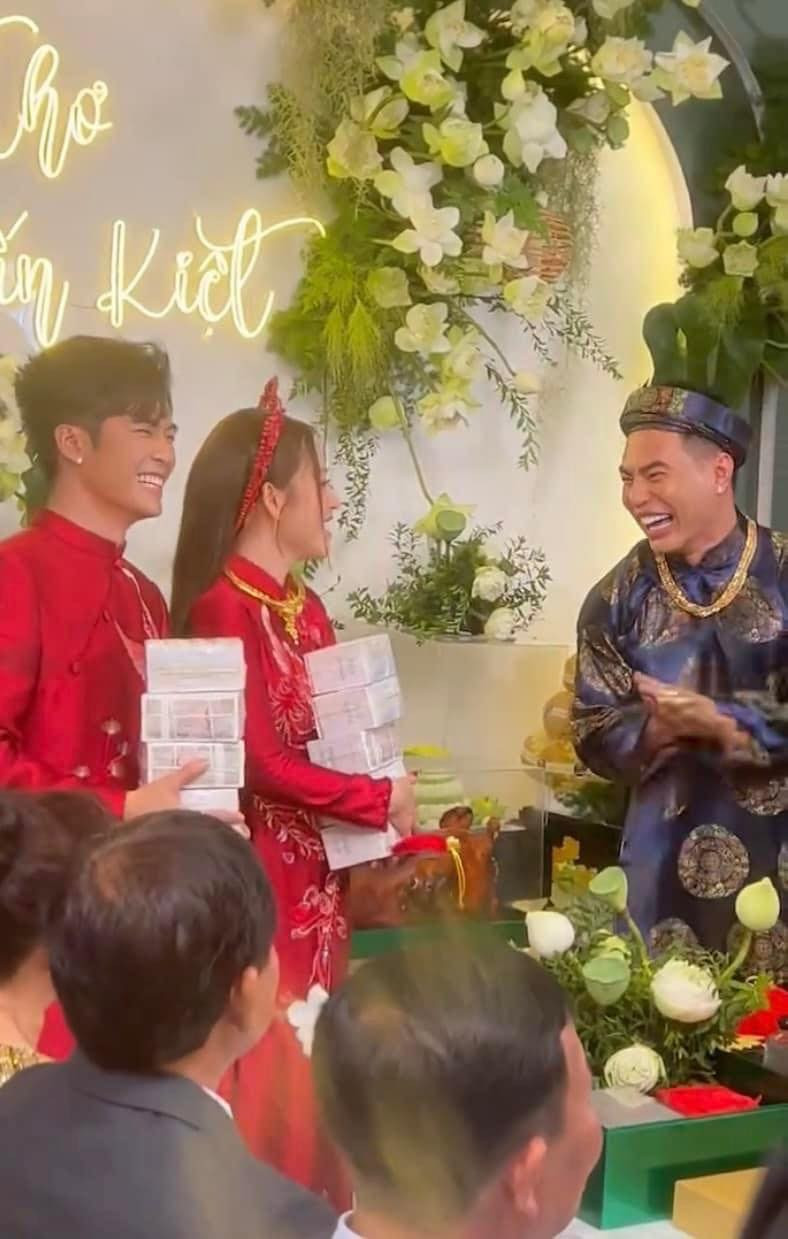 Lê Dương Bảo Lâm mang bao tiền tặng cho Puka - Gin Tuấn Kiệt trong ngày cưới.