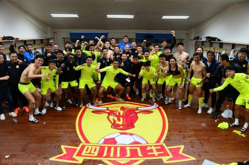 Bóng đá Trung Quốc đang trải qua giai đoạn đen tối. Bóng đá Trung Quốc đang trải qua giai đoạn đen tối.