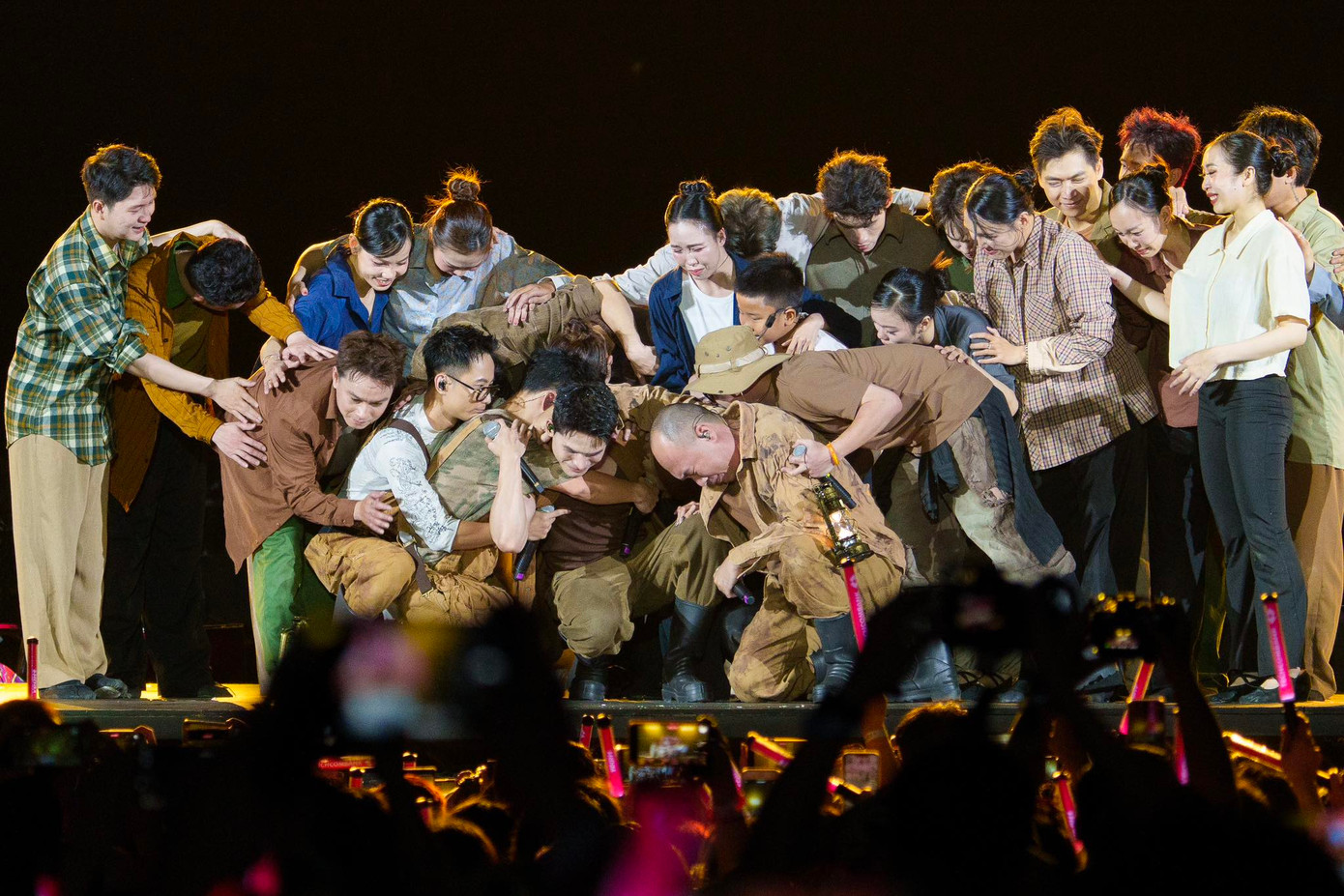 Sau tiết mục của team Nhà trẻ, Quốc Thiên gục xuống và khóc. Các anh tài lập tức ôm lấy Quốc Thiên động viên. Những ngày qua, Quốc Thiên gác lại nỗi đau mất bố để tập trung tập luyện, tham gia tổng diệt và biểu diễn 2 đêm concert. Nam ca sĩ đã biểu diễn trong tâm trạng không tốt. Sau tiết mục của team Nhà trẻ, Quốc Thiên gục xuống và khóc. Các anh tài lập tức ôm lấy Quốc Thiên động viên. Những ngày qua, Quốc Thiên gác lại nỗi đau mất bố để tập trung tập luyện, tham gia tổng diệt và biểu diễn 2 đêm concert. Nam ca sĩ đã biểu diễn trong tâm trạng không tốt.