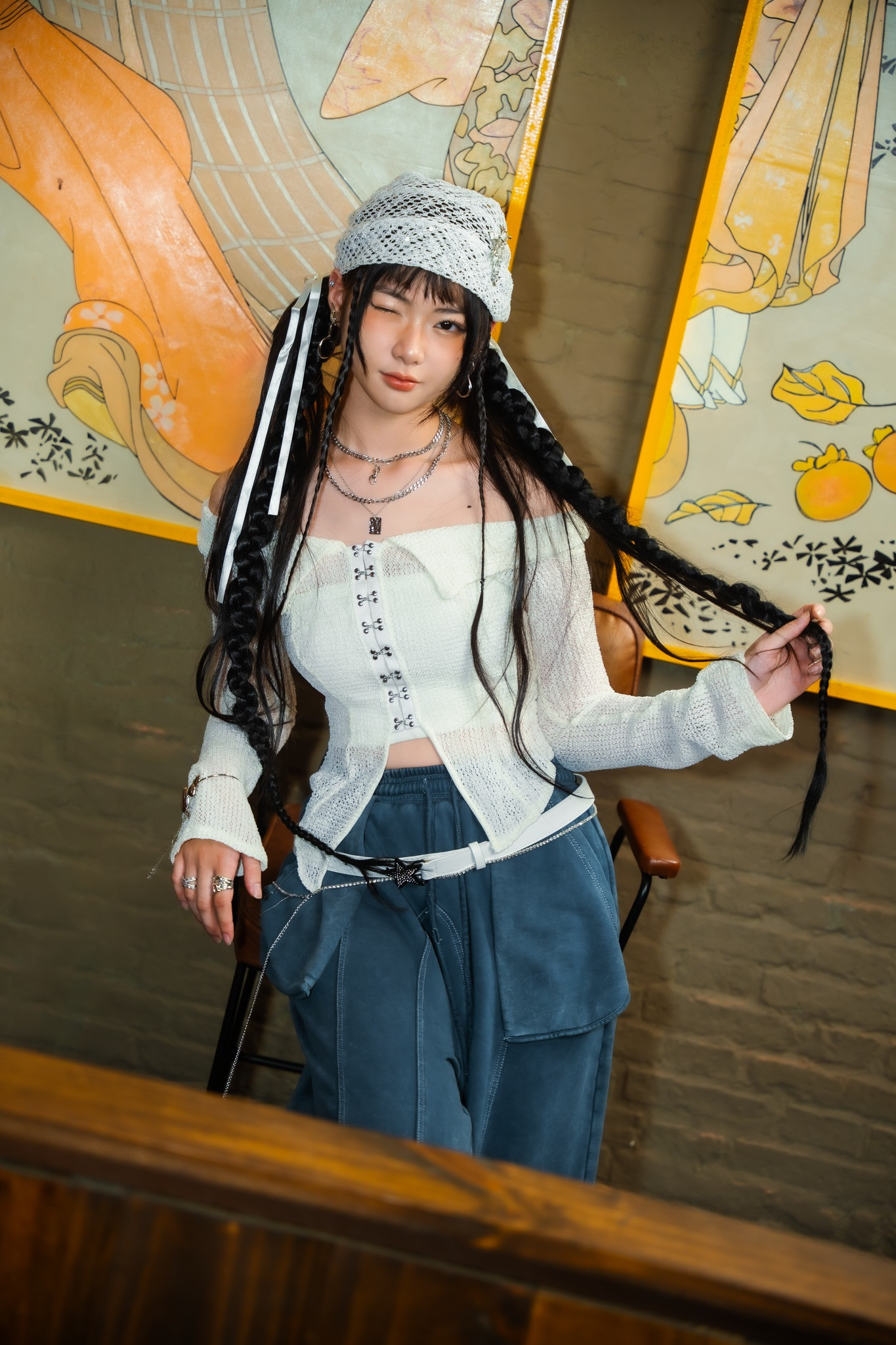 Trước khi tham gia "Em xinh", Ánh Sáng AZA là thành viên của nhóm nhạc đông người nhất Việt Nam - SG048. Dự án SG048 đã thất bại, Ánh Sáng AZA rời nhóm và chưa có nhiều hoạt động nổi bật trên thị trường. Gia nhập trong hàng ngũ "Em xinh" là cơ hội nhanh nhất để nữ ca sĩ khẳng định vị thế.