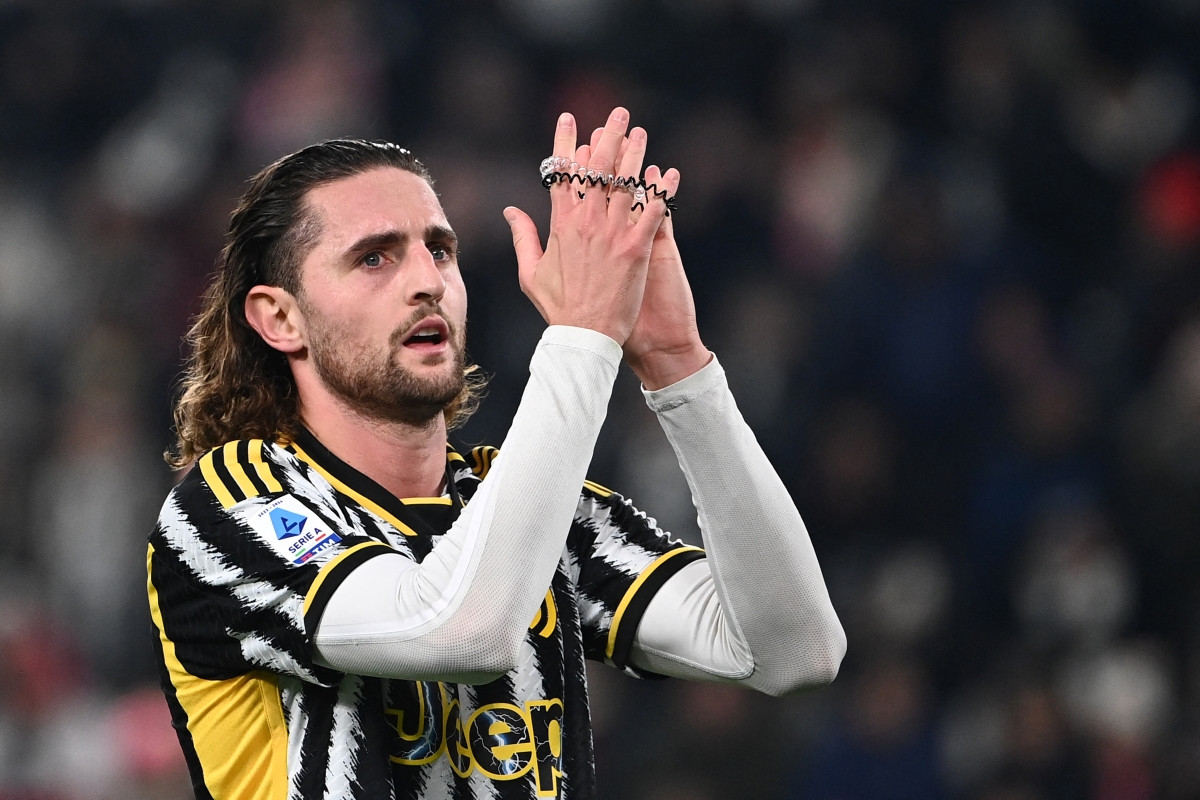Adrien Rabiot không được Juventus tái ký hợp đồng sau mùa 2023/24. Tiền vệ này được nhiều CLB săn đón, song mức lương gần 9 triệu euro/mùa của anh là vấn đề. Theo nhiều tờ báo Anh, MU đang tính đến kế hoạch chiêu mộ Rabiot nếu tiền vệ này chịu giảm lương. Nếu quyết giữ nguyên thu nhập, Rabiot phải tính đến các CLB ở Saudi Arabia.