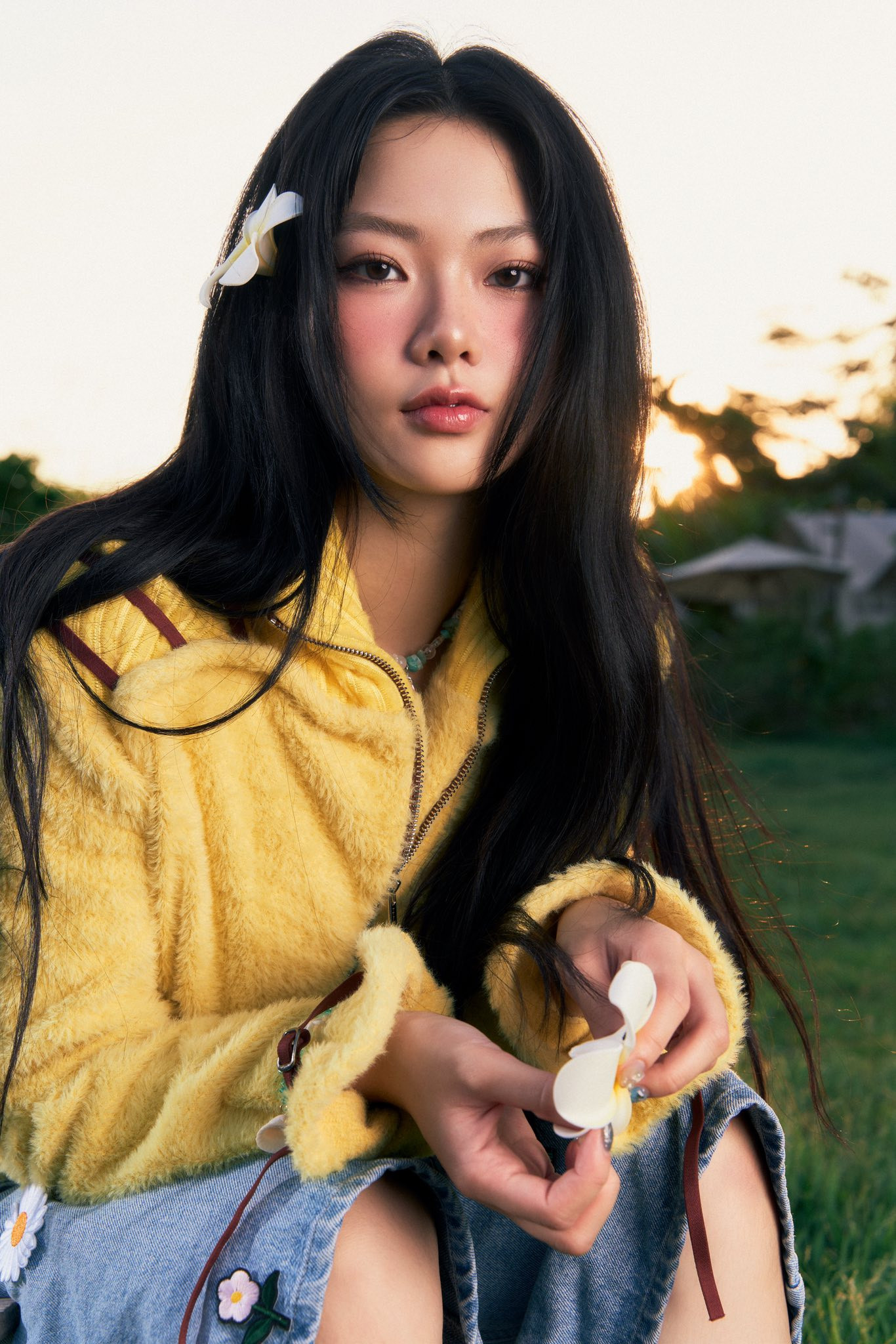 Sau Đào Tử A1J, khán giả tiếp tục "truy lùng" thông tin của Ánh Sáng AZA, tân binh khác được chờ đợi ở "Em xinh". Ánh Sáng AZA sinh năm 1999, từng tham gia show sống còn "Chuang Asia - Sáng tạo danh châu Á".