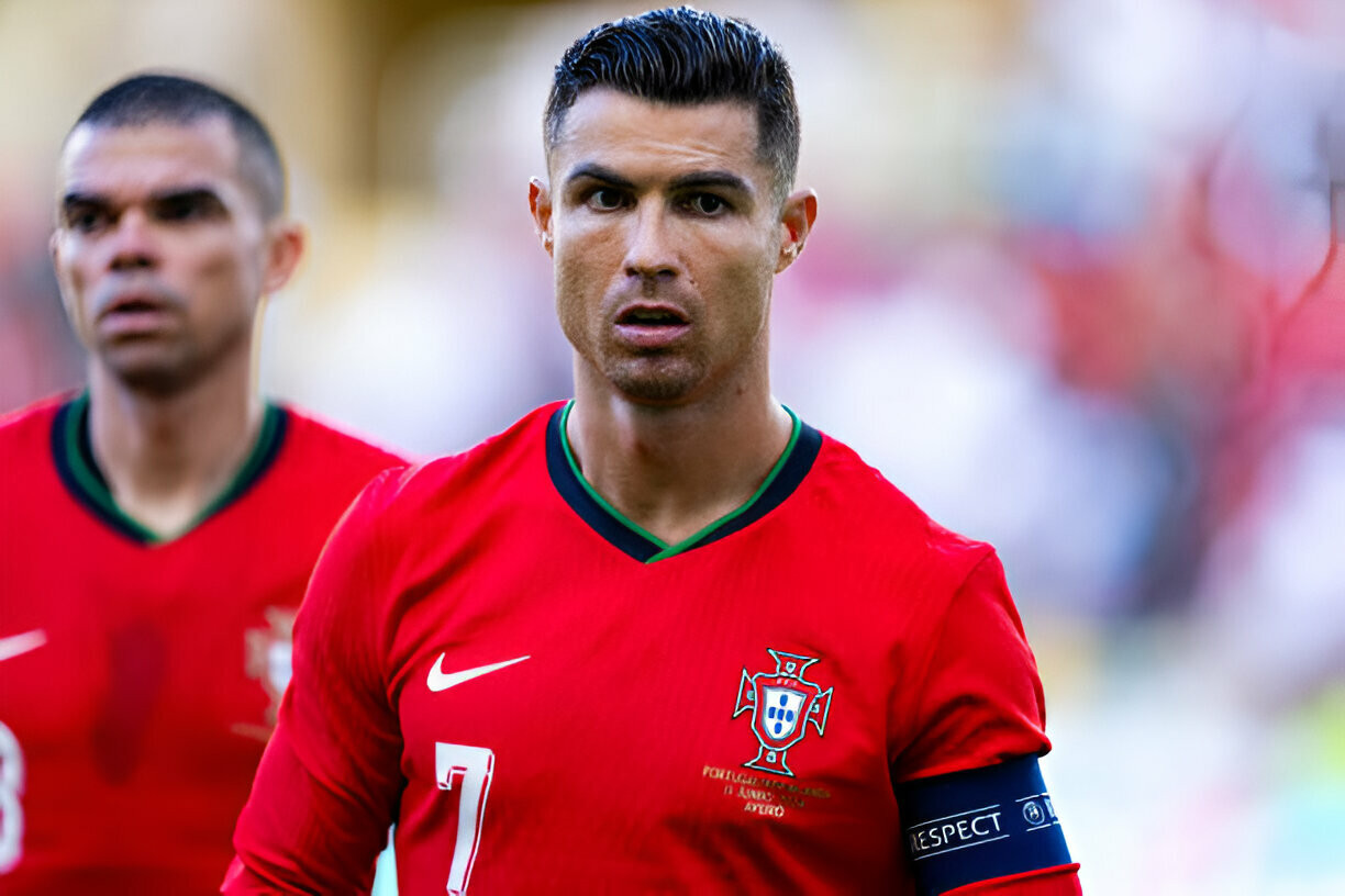 EURO 2024 nhiều khả năng là giải đấu quốc tế cuối cùng trong sự nghiệp của Cristiano Ronaldo. Mùa 2023/24, CR7 ghi bàn đều ở Al Nassr, song có một sự thật là cựu sao MU đã sa sút thể lực và phong độ trông thấy. Người Bồ vẫn phải kỳ vọng vào Ronaldo tại EURO 2024 vì ngoài CR7 chẳng còn ai.