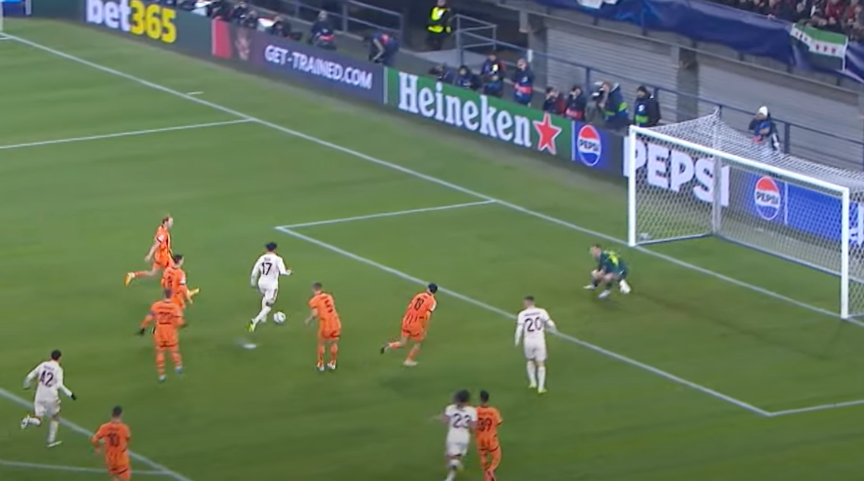 Olise tả xung hữu đột ở khu vực cấm địa. Olise tả xung hữu đột ở khu vực cấm địa.