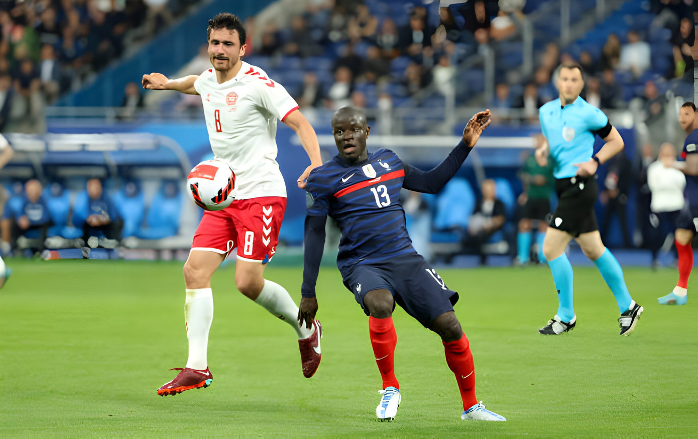 N&apos;Golo Kante vẫn được HLV Deschamps triệu tập là điểm nhấn trong đội hình tuyển Pháp dự EURO 2024. Mùa 2023/24, Kante lấy lại phong độ khi khoác áo Al-Ittihad ở giải Saudi Arabia. Thế nhưng, cựu sao Chelsea liệu còn đủ khả năng quán xuyến tuyến giữa của Pháp, chơi bóng trở lại ở cường độ cao nhất là dấu hỏi chấm.