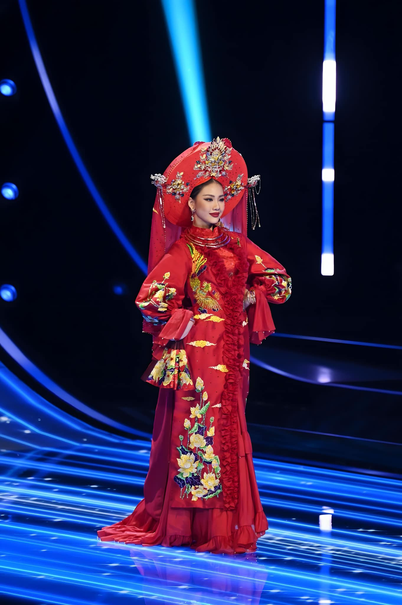 Không thể phủ nhận nỗ lực, cải thiện của Bùi Quỳnh Hoa khi bước vào những vòng trong của Miss Universe. Song các phần thi của cô không tạo độ viral trên mạng xã hội như những đại diện Việt Nam các mùa trước đó. Trang phục dân tộc tiếp tục là điểm khiến Bùi Quỳnh Hoa không nhận thiện cảm từ công chúng. Thiết kế mang tên Cô Sen lấy cảm hứng từ trang phục hầu đồng trong nghi lễ thờ Mẫu của người Việt, lại khác hoàn toàn với tác phẩm từng được ban tổ chức công bố giành chiến thắng trong phần thi National Costume của Miss Universe Vietnam 2023.