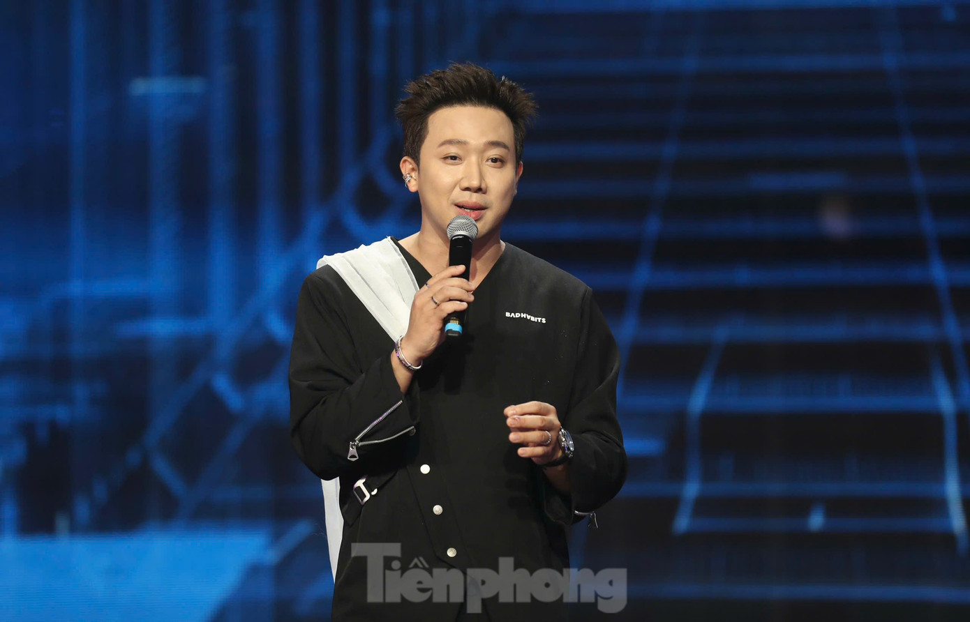 Trước đó, 2 đêm thi của chung kết Rap Việt được ghi hình trước. Các HLV, MC Trấn Thành xuất hiện ở đêm công bố trao giải với diện mạo khác. Trong những HLV, giám khảo, Suboi được khán giả đánh giá có sự chuẩn bị hoành tráng nhất về trang phục, ngoại hình.