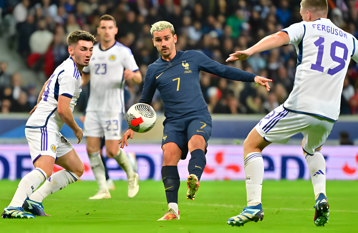 Antoine Griezmann vươn đến đẳng cấp hàng đầu từ màn trình diễn ở EURO 2016. Sau 8 năm, tài năng trẻ một thời của bóng đá Pháp đã 33 tuổi và đến gần ngày bước sang sườn dốc sự nghiệp. Griezmann duy trì phong độ tốt trong mùa 2023/24, do đó vẫn là cái tên được HLV Didier Deschamps ưu tiên xếp đá chính.