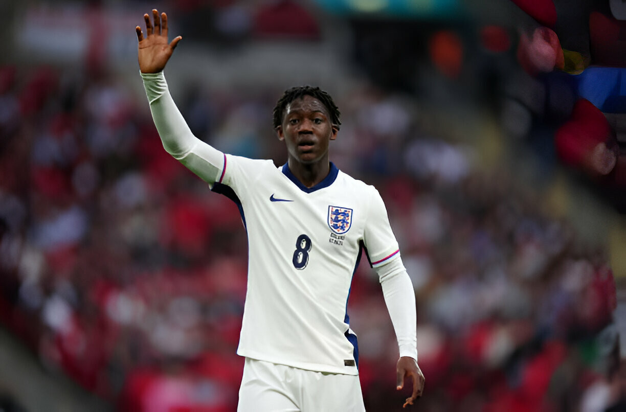 Trong mùa giải bất ổn của hàng tiền vệ MU, Mainoo bước lên, tận dụng tốt cơ hội để gây ấn tượng với HLV Gareth Southgate. Tại EURO 2024, sao MU là tuyển thủ trẻ nhất của &quot;Tam sư&quot;. Những màn trình diễn gần đây của Mainoo cho thấy tiền vệ này sẵn sàng để đá chính cho tuyển Anh.