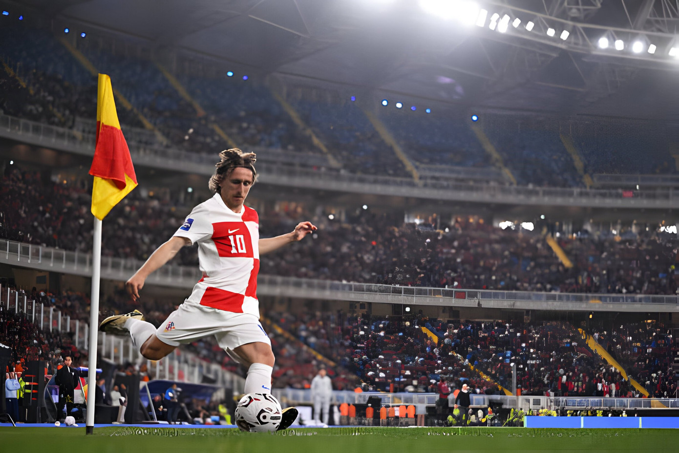 Mùa 2023/24,Luka Modric ngồi dự bị gần nửa trên tổng số trận ra sân cho Real (46). Modric đang sa sút thể lực nhưng vẫn giữ đẳng cấp chơi bóng cao, đặc biệt là độ sắc sảo ở các đường chuyền. Tại EURO 2024, lối chơi của tuyển Croatia vẫn xoay quanh niềm cảm hứng Modric.