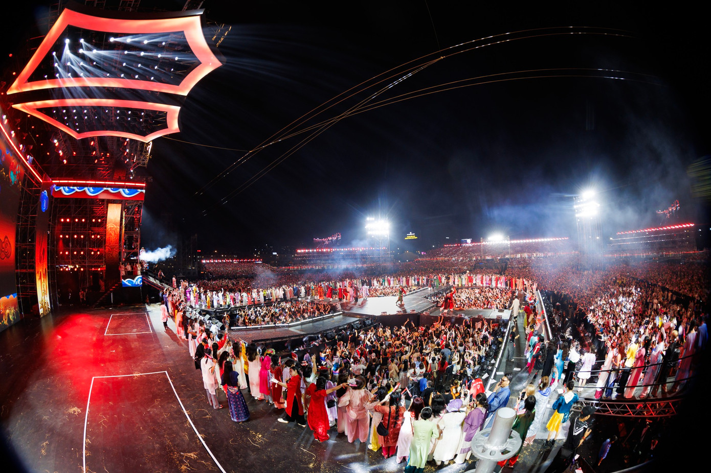 Ở concert 3, Anh trai vượt ngàn chông gai đã xác lập kỷ lục Guinness về số người mặc trang phục truyền thống Việt Nam đông nhất. Ở concert 3, Anh trai vượt ngàn chông gai đã xác lập kỷ lục Guinness về số người mặc trang phục truyền thống Việt Nam đông nhất.