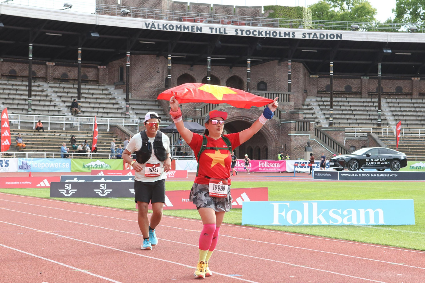 Sau mỗi lần hoàn thành half marathon, chị lại tự nguyện chuyển khoản tiền nhỏ 500.000đ vào quỹ phẫu thuật Nụ cười, giúp các em bé bị dị tật hở môi hàm ếch. Ảnh: NVCC.