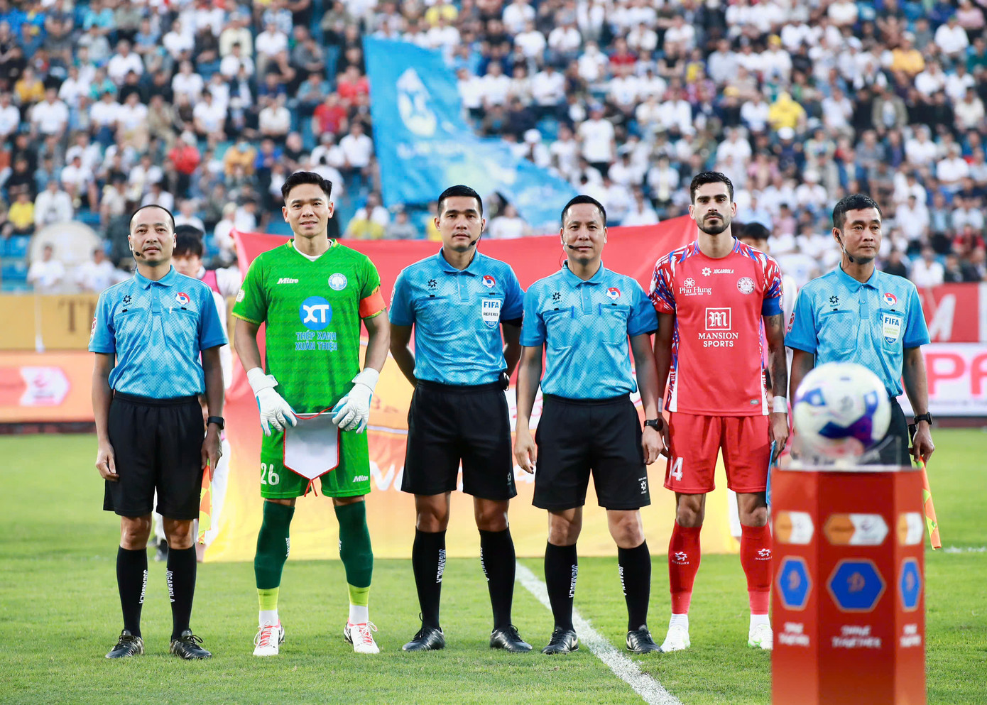 Tp Hồ Chí Minh chia điểm Nam Định trong trận cầu 2 thẻ đỏ ảnh 9 Tp Hồ Chí Minh chia điểm Nam Định trong trận cầu 2 thẻ đỏ ảnh 9