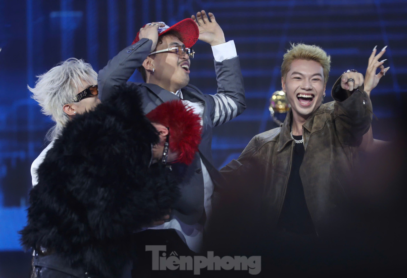 Robber là người sau cùng được xướng tên cho ngôi quán quân Rap Việt. Thủ lĩnh tổ đội Hustlang liên tục ôm đầu, thể hiện cảm xúc không tin đây là sự thật. Khi kết quả cuối cùng được công bố, các thí sinh khác, kể cả Gill đều thể hiện sự phấn khích để ủng hộ Robber.