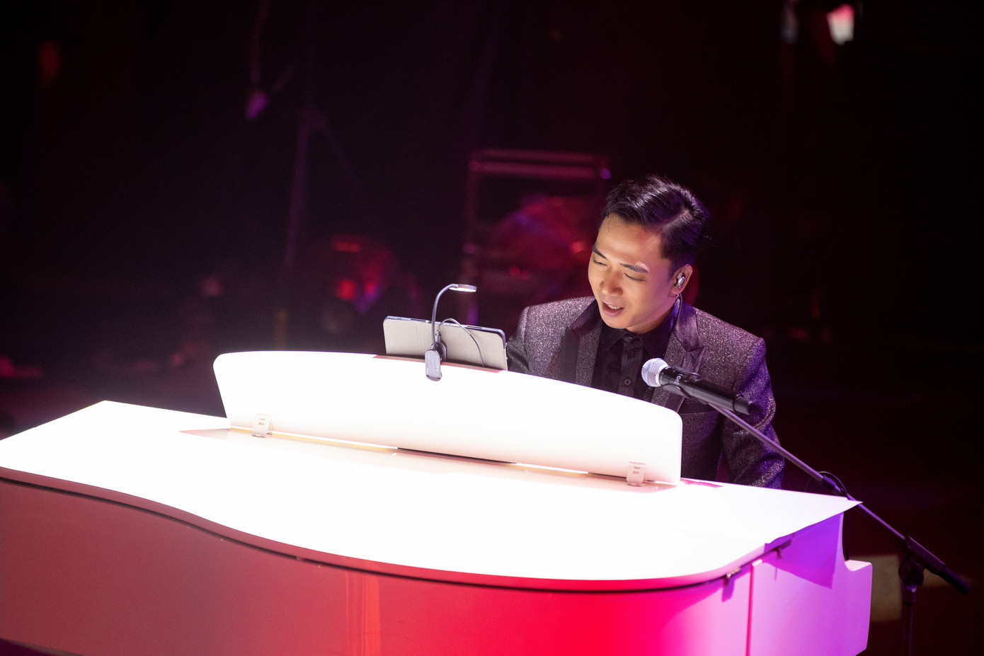 Live concert Đỗ Bảo &amp; Friends - Một mình bao la đánh dấu chặng đường 30 năm sáng tác của nam nhạc sĩ diễn ra tại Nhà hát Hòa Bình (TP.HCM) vào tối 11/11. Hơn 2.000 người yêu nhạc Đỗ Bảo cùng nhiều đồng nghiệp của anh trải qua 4 tiếng sống trong bầu không gian âm nhạc lãng mạn, đầy hoài niệm. Nhạc sĩ mở màn buổi diễn bằng tiếng đàn piano cùng lời gửi gắm "Cuộc sống này ta buộc càng phải yêu thương nhau nhiều hơn". Anh nói live concert này là "giấc mơ một đời".