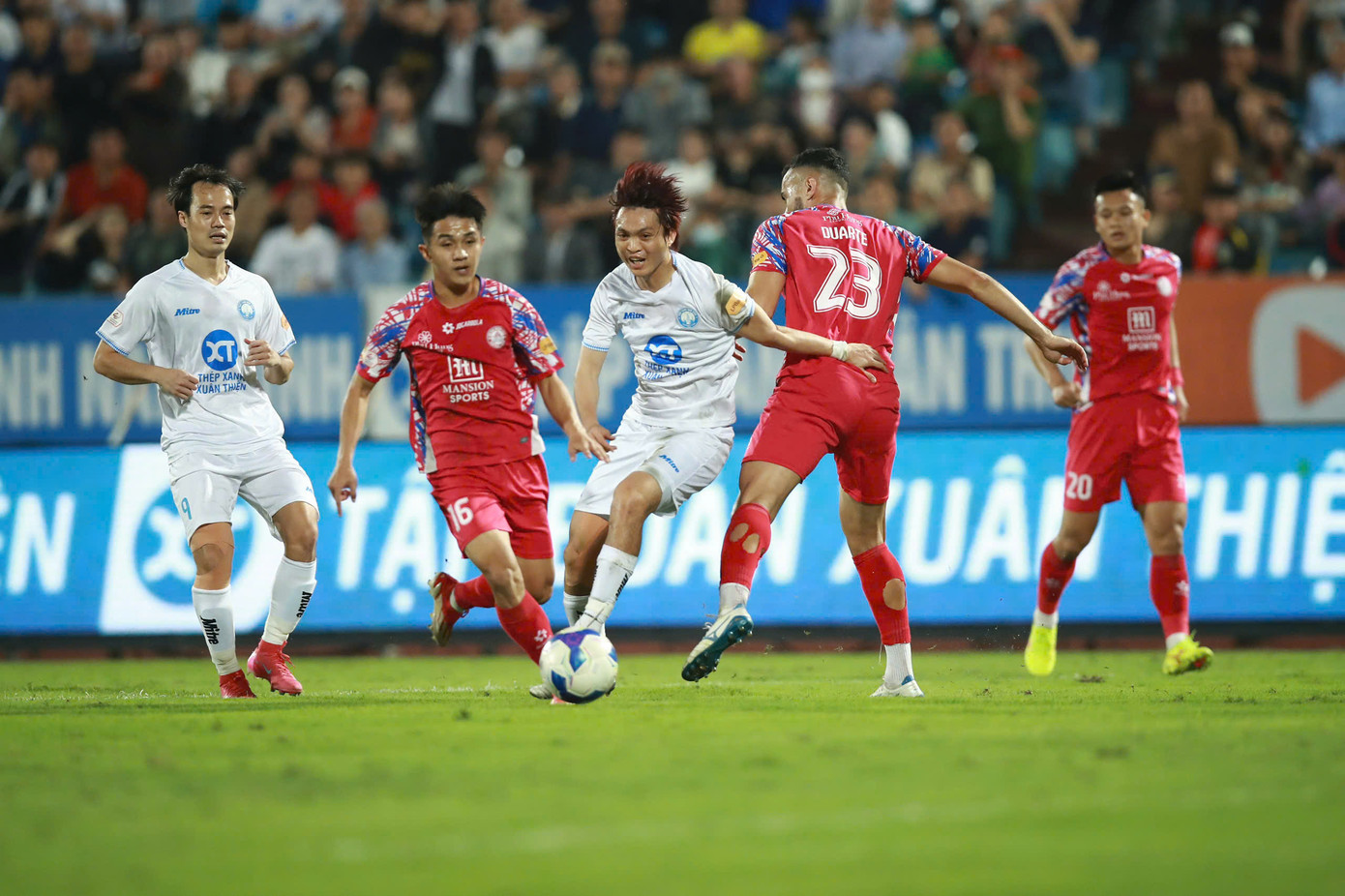 Tp Hồ Chí Minh chia điểm Nam Định trong trận cầu 2 thẻ đỏ ảnh 19 Tp Hồ Chí Minh chia điểm Nam Định trong trận cầu 2 thẻ đỏ ảnh 19