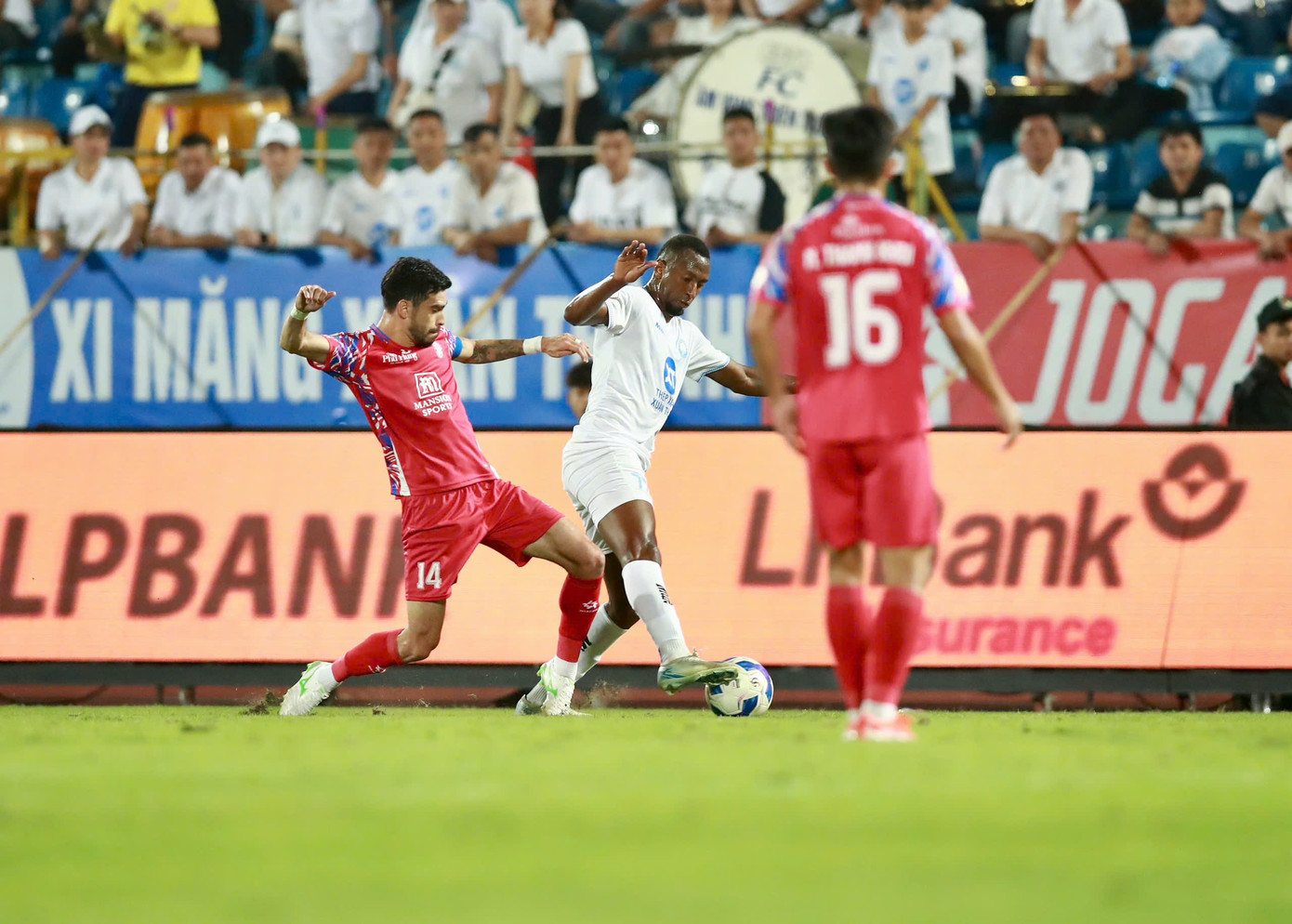 Tp Hồ Chí Minh chia điểm Nam Định trong trận cầu 2 thẻ đỏ ảnh 16 Tp Hồ Chí Minh chia điểm Nam Định trong trận cầu 2 thẻ đỏ ảnh 16