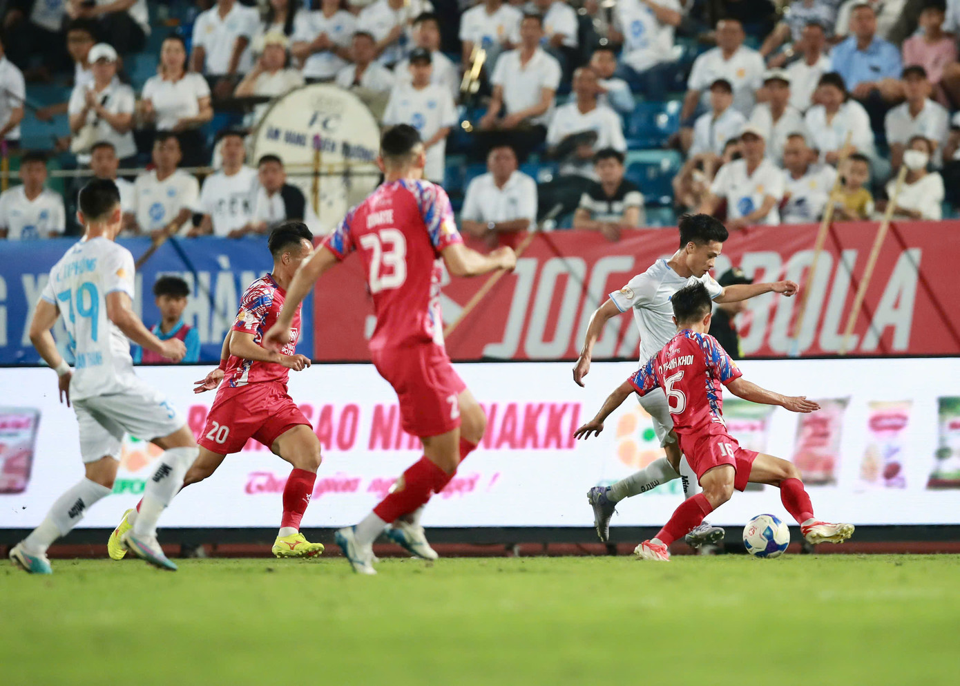 Tp Hồ Chí Minh chia điểm Nam Định trong trận cầu 2 thẻ đỏ ảnh 18 Tp Hồ Chí Minh chia điểm Nam Định trong trận cầu 2 thẻ đỏ ảnh 18
