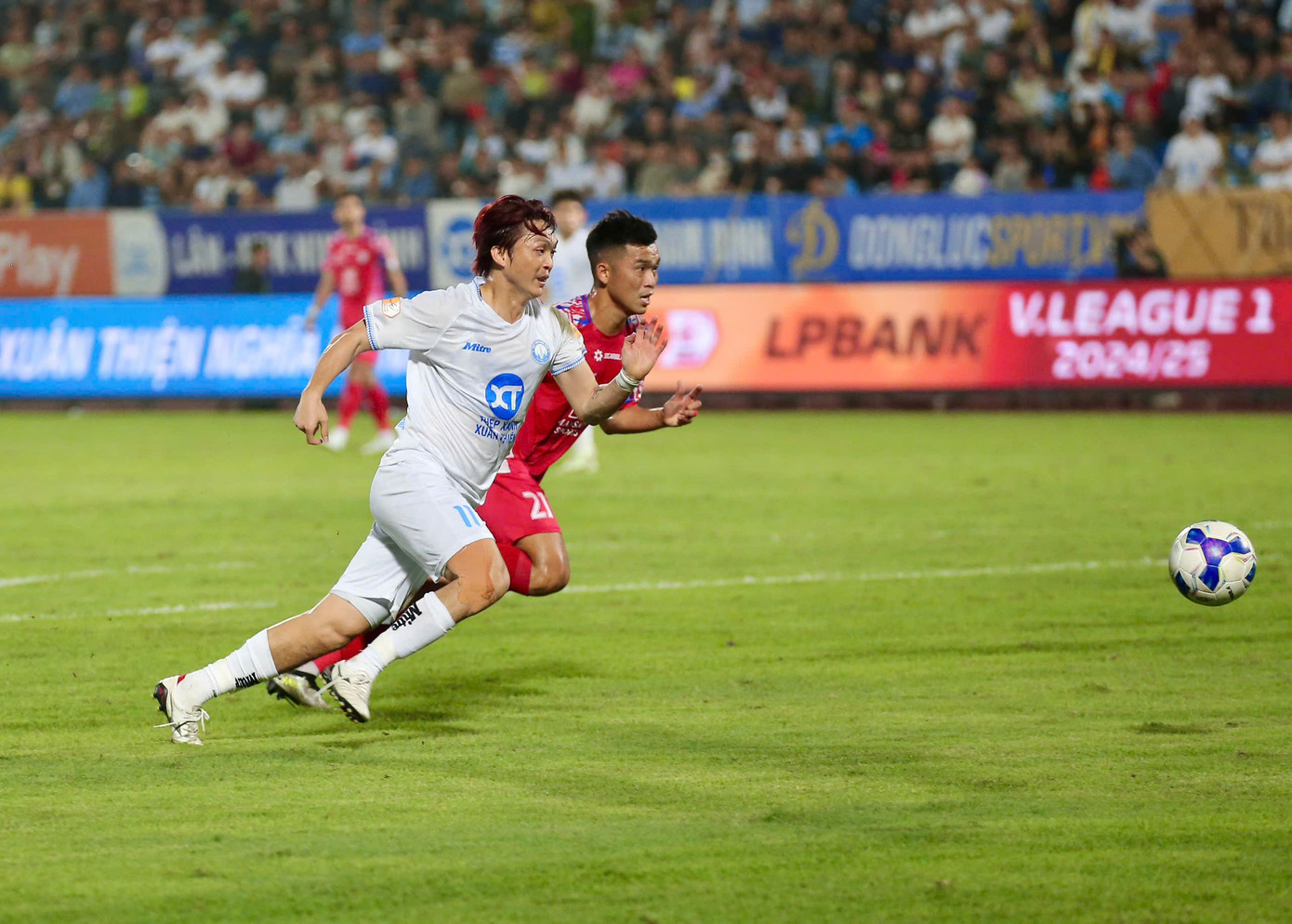 Tp Hồ Chí Minh chia điểm Nam Định trong trận cầu 2 thẻ đỏ ảnh 17 Tp Hồ Chí Minh chia điểm Nam Định trong trận cầu 2 thẻ đỏ ảnh 17