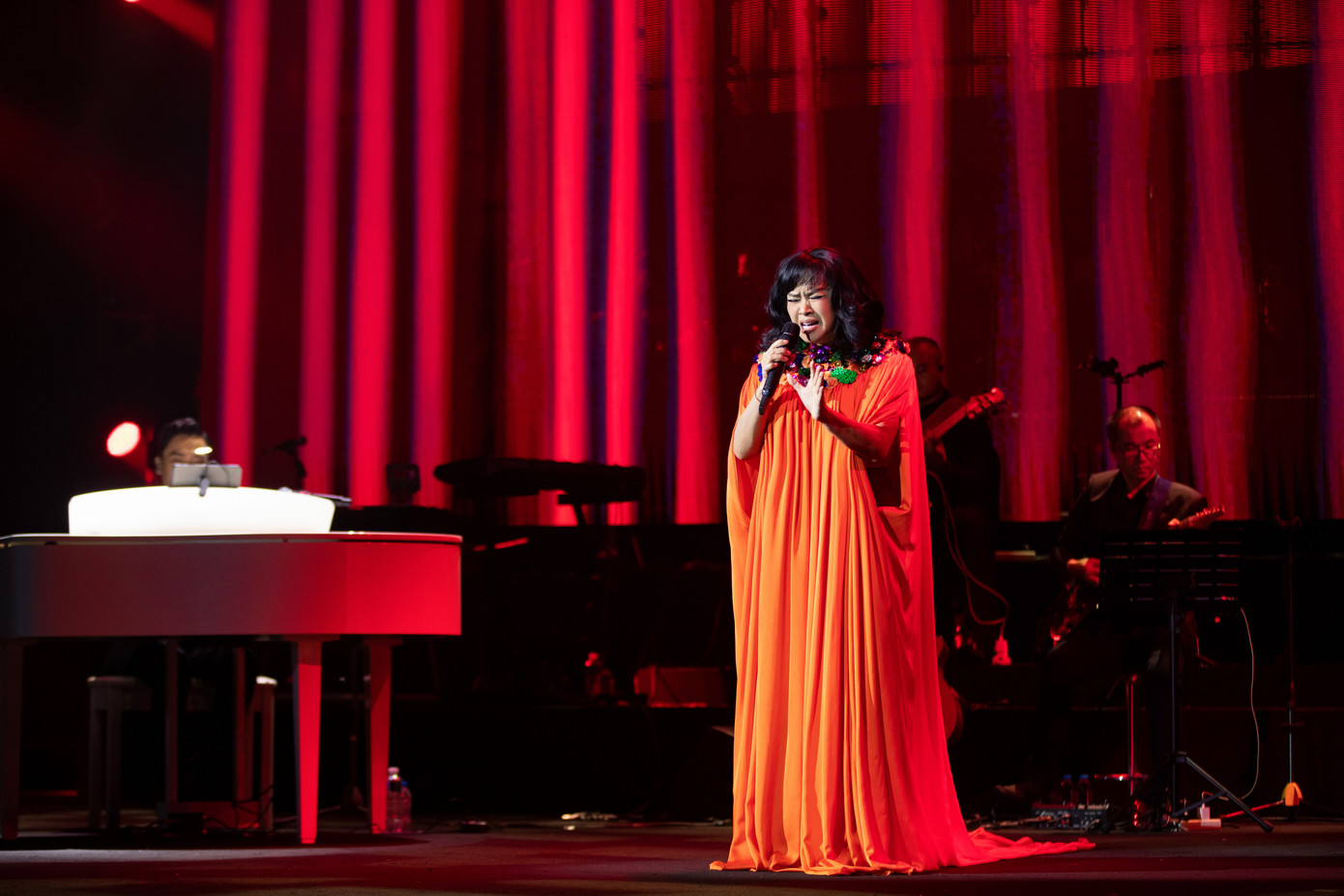 Trên sân khấu, Đỗ Bảo chia sẻ Thanh Lam là phép bù trừ của sự dữ dội đối với tính lãng mạn và mềm mại trong nhạc của anh. Nữ ca sĩ cho rằng nhạc của Đỗ Bảo có rất nhiều "đất" cho những nghệ sĩ cá tính như Thanh Lam thể hiện.