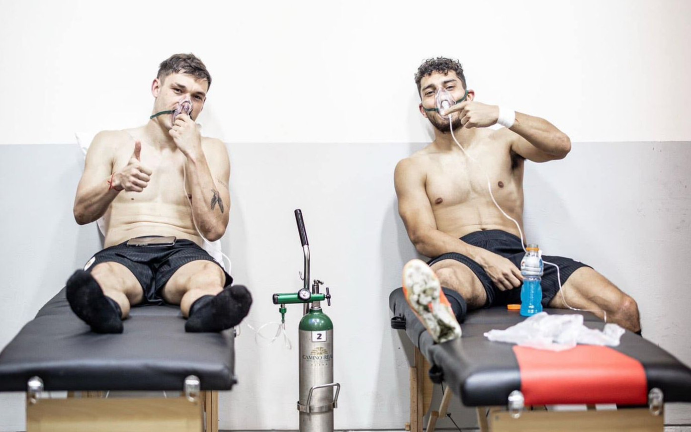 Urgate và đồng đội thở bình oxy ngay sau trận.