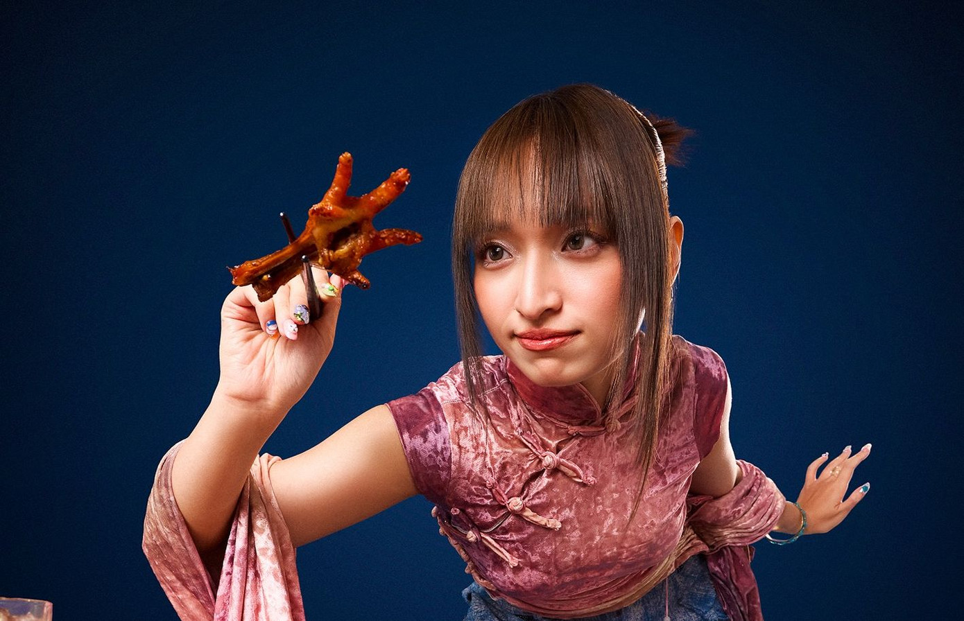 Khi Em xinh say hi công bố danh sách 30 nghệ sĩ tham gia game show, Đào Tử A1J nằm trong nhóm được khán giả quan tâm đặc biệt. Các sản phẩm âm nhạc đã phát hành của Đào Tử A1J tăng lượt nghe đột biến trong những ngày qua. "Bóng hồng lai" chính là điểm nhấn để Đào Tử A1J tạm thời bứt lên trong những tân binh ít tên tuổi ở game show.