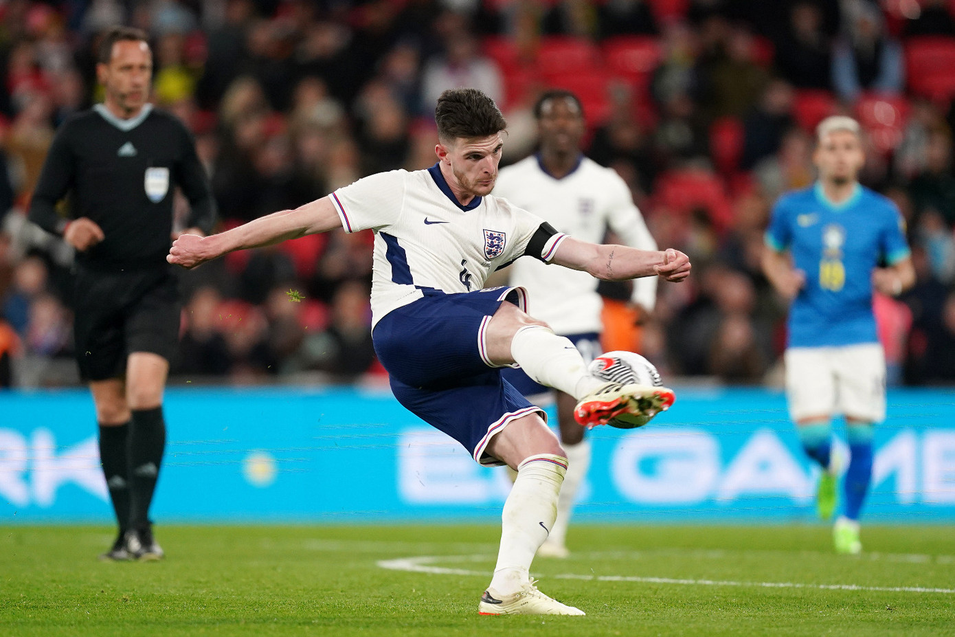 Declan Rice (Anh): Kể từ EURO 2020, vị trí của Rice tại &quot;Tam sư&quot; là bất khả xâm phạm. Màn trình diễn chói sáng của tiền vệ sinh năm 1999 trong màu áo Arsenal, mùa 2023/24, là cơ sở để tuyển Anh tin sẽ đạt sức mạnh tối ưu tại EURO 2024.